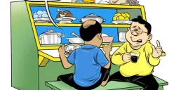 Dua pria sedang berbincang santai di warteg, salah satunya mengecam tindakan koruptor sambil memegang segelas kopi. Di belakang mereka, seorang ibu warteg tersenyum sambil menatap kotak amal yang terisi uang. (Sumber: Poskota/Arif Setiadi)