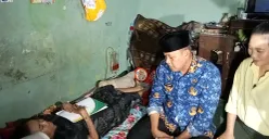 Wali Kota Bekasi, Tri Adhianto, sambangi kediaman Ratih Raynada, ibu muda yang diduga jadi korban malapraktik, di Mustika Jaya, Kota Bekasi. Rabu, 2 Juli 2025. (Sumber: Poskota/Nurpini Aulia Rapika)