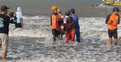 Petugas SAR mengevakuasi korban KMP Tunu Pratama Jaya yang tenggelam di perairan Selat Bali pada Rabu, 2 Juli 2025, malam. (Sumber: BASARNAS)