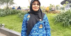 Somayati, 54 tahun, tenaga pendidik di SD Harapan Jaya 6 yang mengabdi belasan tahun silam akhirnya dilantik sebagai PPPK di Stadion Patriot Candrabhaga, Kota Bekasi, Rabu, 2 Juli 2025. (Sumber: Poskota/Nurpini Aulia Rapika)