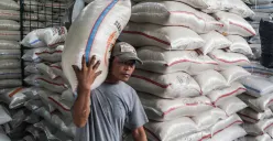 Modus baru penipuan beras, kemasan 5 kg isi 4,5 kg! Pemerintah akan umumkan 212 merek beras oplosan secara bertahap. (Sumber: Poskota/Bilal Nugraha Ginanjar)