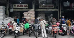 Calon pembeli memilih beras di Pasar Induk Beras Cipinang, Jakarta Timur, Minggu, 29 Juni 2025. (Sumber: Poskota/Bilal Nugraha Ginanjar)