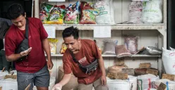 Calon pembeli memilih beras di Pasar Induk Beras Cipinang, Jakarta Timur, Minggu, 29 Juni 2025. (Sumber: Poskota/Bilal Nugraha Ginanjar)