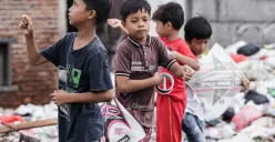 Anak-anak bermain layang-layang di lahan kosong, Kampung Boncos, Jakarta, 3 Juli 2025. (Sumber: Poskota/Bilal Nugraha Ginanjar)
