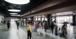 Calon penumpang berlalu-lalang di hall atas bangunan baru Stasiun Tanah Abang, Jakarta, Minggu, 29 Juni 2025. (Sumber: Poskota/Bilal Nugraha Ginanjar)