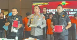 Konferensi pers sindikat pencurian rumah kosong di kawasan Kebon Jeruk, Jakarta Barat, Kamis, 3 Juli 2025. (Sumber: Poskota/Pandi Ramedhan)