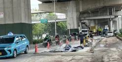 Proyek perbaikan jalan di depan PT United Tractors, Jalan Raya Bekasi, Jakarta Timur, Kamis, 3 Juli 2025. (Sumber: Poskota/M. Tegar Jihad)