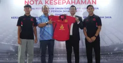 Potret kerja sama antara Persija Jakarta dan PAM JAYA. Lakukan kampanye air bersih lewat sepak bola. (Sumber: Persija)