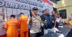 Petugas gabungan Polresta Bogor Kota dan Polsek Bogor Timur memperlihatkan senjata tajam yang disita dari 7 remaja pelaku tawuran saat konferensi pers di Mapolsek Bogor Timur, Kamis, 3 Juli 2025. (Sumber: POSKOTA | Foto: Sekar Putri Andini)