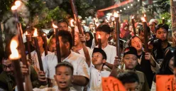 Sejumlah warga mengikuti pawai obor di kawasan Menteng, Jakarta, Kamis, 26 Juni 2025, lalu. Pawai obor tersebut diikuti oleh warga Menteng RW 08. (Sumber: Poskota/Bilal Nugraha Ginanjar)