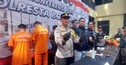 Polresta Bogor Kota bersama Polsek Bogor Timur menggelar konferensi pers pengungkapan kasus pencurian mobil boks di Mapolsek Bogor Timur, Kota Bogor, Rabu, 3 Juli 2025. (Sumber: POSKOTA | Foto: Sekar Putri Andini)