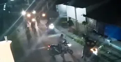 Tangkap layar aksi tawuran antar geng pemuda di Kampung Turi, Desa Sriamur, Kecamatan Tambun Utara, Kabupaten Bekasi terekam kamera warga sekitar.