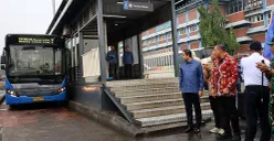 Wali Kota Bekasi, Tri Adhianto, resmi membuka rute baru TransJabodetabek jurusan Bekasi-Dukuh Atas di Terminal Induk Kota Bekasi, Kamis 3 Juli 2025. (Sumber: POSKOTA | Foto: Nurpini Aulia Rapika)