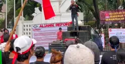 Suasana aksi unjuk rasa massa SP2B menuntut pembayaran Tuta di depan Gedung Negara Banten, Jalan Brigjen Samun, Kota Serang, Kamis 3 Juli 2025. (Sumber: POSKOTA | Foto: Rahmat Haryono)