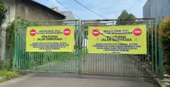 Akses jalan SMAN 6 Kota Tangerang Selatan disegel, Jumat, 4 Juli 2025. (Sumber: Poskota/Primayanti Juli Kumala Manalu)