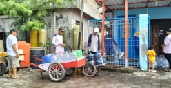 Seorang warga Pulau Kelapa sedang mengisi dan mengantri air dari Brackish Water Reverse Osmosis (BWRO) yang air itu biasa digunakan untuk minum, Jumat, 4 Juli 2025. (Sumber: Poskota/M. Tegar Jihad)