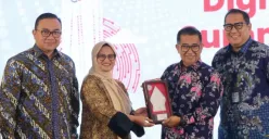 Direktur Utama Telkom Dian Siswarini (kedua dari kiri) saat menyerahkan cinderamata kepada Direktur Jenderal Otonomi Daerah Kemendagri Dr. Akmal Malik, M.Si. (kedua dari kanan). (Sumber: Dok. Telkom)
