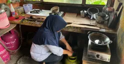 Irma Haryanti, 43 tahun warga Palmerah saat hendak mengganti tabung gas LPG 3 kilogram yang habis, Jumat, 4 Juli 2025. (Sumber: Poskota/Pandi Ramedhan)