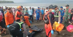 Proses evakuasi korban Kapal Tunu Pratama Jaya yang tenggelam di perairan Selat Bali, pada Rabu, 2 Juli 2025 malam. (Sumber: BASARNAS)