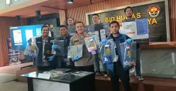 Direktorat Siber Polda Metro Jaya membongkar sindikat kejahatan siber dengan modus love scam di Mapolda Metro Jaya, Jumat, 4 Juli 2025. (Sumber: Poskota/Ali Mansur)