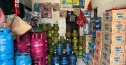 Pengecer gas LPG 3 kilogram di kawasan Kebon Jeruk, Jakarta Barat, Jumat, 4 Juli 2025. (Sumber: Poskota/Pandi Ramedhan)
