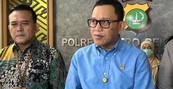 Menteri P2MI, Abdul Kadir Kardingsaat berkunjung ke Mapolres Metro Bekasi Kota, Jumat, 4 Juli 2025. (Sumber: Poskota/Nurpini Aulia Rapika)