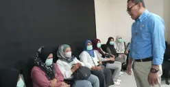 Menteri Perlindungan Pekerja Migran Indonesia (P2MI), Abdul Kadir Karding, menengok langsung 18 calon pekerja migran ilegal yang gagal diberangkatkan ke Arab Saudi, Jumat 4 Juli 2025. (Sumber: Poskota/Nurpini Aulia Rapika)