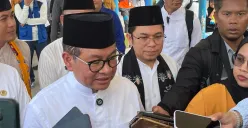 Gubernur Jakarta Pramono Anung saat menyampaikan pernyataan kepada awak media di Pulau Kelapa, Kepulauan Seribu, Jumat, 4 Juli 2025. (Sumber: Poskota/M. Tegar Jihad)