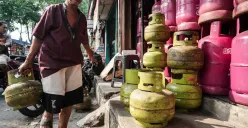 Penjual menata elpiji subsidi 3 kg yang akan diantarkan ke rumah warga di Kawasan Palmerah, Jakarta, Jum'at, 4 Juli 2025. (Sumber: Poskota/Bilal Nugraha Ginanjar)