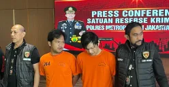 Dua polisi gadungan tipu korban yang hendak jual motor di media sosial ditangkap unit Reskrim Polres Metro Jakarta Barat. (Sumber: Poskota/Pandi Ramedhan)