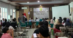Sejumlah orang tua murid mendatangi Kantor Disdik Kabupaten Bogor mengurus pendaftaran Sistem Penerimaan Murid Baru (SPMB), Jumat, 4 Juli 2025. (Sumber: Poskota/Sekar Putri Andini)
