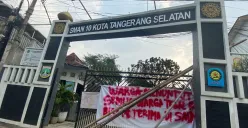 SMAN 10 Tangerang Selatan (Tangsel) diserbu warga dan spanduk terkait proses Penerimaan Peserta Didik Baru (PPDB) 2025, Jumat, 4 Juli 2025. (Sumber: Poskota/Primayanti Juli Kumala Manalu)