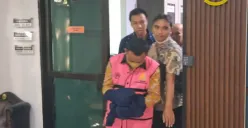 Tersangka Asep Mulyana saat akan dibawa ke Rutan Serang usai ditetapkan sebagai tersangka dugaan korupsi Proyek Jalan Usaha Tani. (Sumber: Poskota/Rahmat Haryono)
