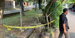 Garis polisi dipasang di TKP bocah tewas diduga akibat tersengat listrik di kawasan Kebayoran Baru, Jakarta Selatan. (Sumber: POSKOTA | Foto: Pandi Ramedhan)