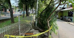 Garis polisi dipasang di lokasi bocah yang tewas diduga tersengat listrik di kawasan Kebayoran Baru, Jakarta Selatan. (Sumber: POSKOTA | Foto: Pandi Ramedhan)