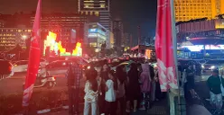 Sejumlah warga tetap berdatangan ke Bundaran HI, Menteng, Jakarta Pusat, pada Sabtu, 5 Juli 2025, meski Jakarta Muharram Festival dan uji CFN dibatalkan. (Sumber: POSKOTA | Foto: M Tegar Jihad)