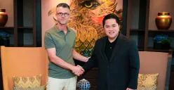 Ketum PSSI, Erick Thohir (kanan) bersama pelatih timnas U-20 Indonesia yang baru, Frank van Kempen (kiri). (Sumber: Dok PSSI)
