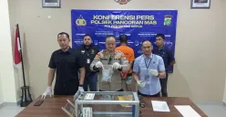 Kapolsek Pancoran Mas AKP Hartono bersama Kanit Reskrim Iptu Tulus, menunjukan barang bukti aksi pelaku pencuri kotak amal di salah satu masjid Kota Depok. (Sumber: Polsek Pancoran Mas)