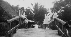 Potret sekelompok gadis Indo-Eropa dan seorang pria dengan pakaian renang, Cilincing, Jakarta. (Sumber: Wikimedia Commons)