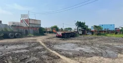 Sejumlah truk kontainer terparkir di kawasan Rawa Malang, Sabtu, 5 Juli 2025. Warga menyebut kendaraan berat ini sebagai penyebab rusaknya jalan arteri Kampung Rawa Malang, Jakarta Utara. (Sumber: Poskota/M. Tegar Jihad)