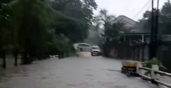 Tangkap layar video yang menunjukkan pengendara tidak dapat melintas akibat Jalan di Kampung Kalimanggis, Kota Depok, terendam banjir pada Minggu, 6 Juli 2025.