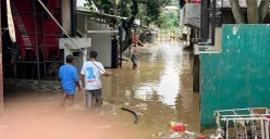 Warga RW 08 Kelurahan Pejaten Timur, Pasar Minggu, Jakarta Selatan, kebanjiran, Minggu, 6 Juli 2025. (Sumber: POSKOTA | Foto: Pandi Ramedhan)