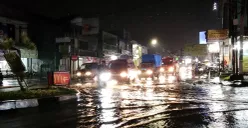 Kondisi banjir di Jalan Raya Lembang, Kabupaten Bandung Barat, Minggu 6 Juli 2025. (Sumber: POSKOTA | Foto: Gatot Poedji Utomo)