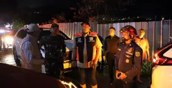 Bupati Bogor, Rudy Susmanto saat meninjau langsung lokasi terdampak banjir dan longsor di kawasan Megamendung dan Cisarua, Kabupaten Bogor, Minggu dini hari, 6 Juli 2025. (Sumber: Istimewa)