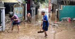 Warga RW 08 Kelurahan Pejaten Timur, Jakarta Selatan, gotong royong membersihkan lingkungan setelah banjir mulai surut pada Minggu, 6 Juli 2025. (Sumber: POSKOTA | Foto: Pandi Ramedhan)