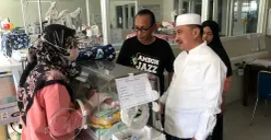Wakil Wali Kota Bekasi, Abdul Harris Bobihoe, menjenguk bayi laki-laki yang diduga dibuang oleh orang tuanya di RSUD Kota Bekasi pada Minggu, 6 Juli 2025. (Sumber: POSKOTA | Foto: Nurpini Aulia Rapika)