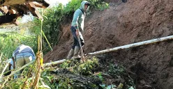 Warga gotong royong evakuasi tanah longsor di Kampung Cisalasih RT 01 RW 05 Desa Cikidang, Minggu 7 Juli 2025. (Sumber: POSKOTA | Foto: Gatot Poedji Utomo)