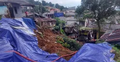 Kondisi permukiman warga di Desa Megamendung, Kabupaten Bogor, Minggu, 6 Juli 2025, pascalongsor yang terjadi usai hujan deras mengguyur kemarin. (Sumber: POSKOTA | Foto: Sekar Putri Andini)