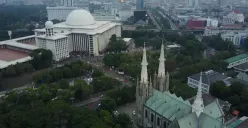 Masjid Istiqlal yang berhadapan dengan Gereja Katedral, inilah potret keindahan keberagaman Indonesia yang patut dilestarikan. (Sumber: YouTube/KakAndre Channel)