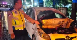 Kondisi mobil Toyota Yaris berwarna putih yang terlibat dalam insiden kecelakaan di Jalan Ir H Juanda, Ciputat Timur, Tangsel, pada Minggu, 6 Juli 2025 dini hari. (Sumber: Dok Polsek Ciputat Timur)